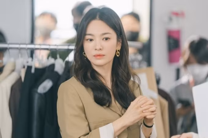 song hye kyo tay trong tay tinh tre jang ki yong tai hop bao phim moi hinh 2