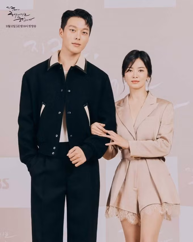 song hye kyo tay trong tay tinh tre jang ki yong tai hop bao phim moi hinh 1