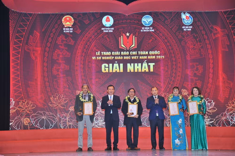 bao nha bao cong luan doat giai ba giai bao chi toan quoc vi su nghiep giao duc viet nam nam 2021 hinh 5