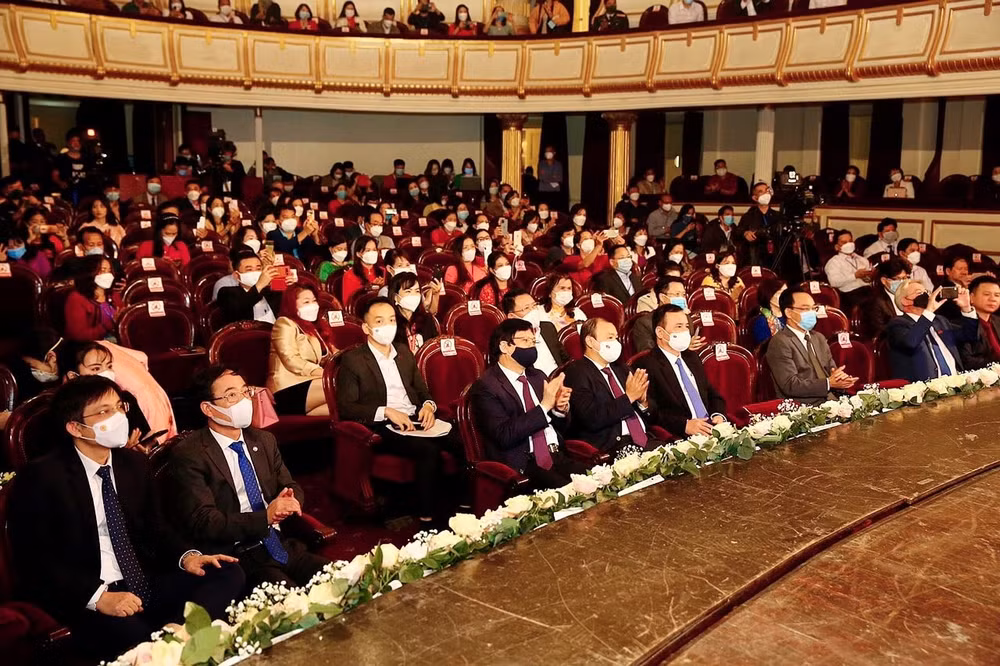 bao nha bao cong luan doat giai ba giai bao chi toan quoc vi su nghiep giao duc viet nam nam 2021 hinh 1