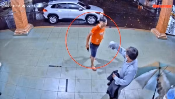 can bo cong an o lam dong dung vat nghi la sung de doa nhan vien y te hinh 1