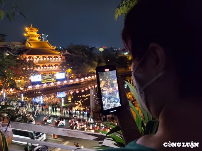hang ngan nguoi dan tp hcm tha hoa dang tuong niem 23476 nguoi mat vi covid 19 hinh 12