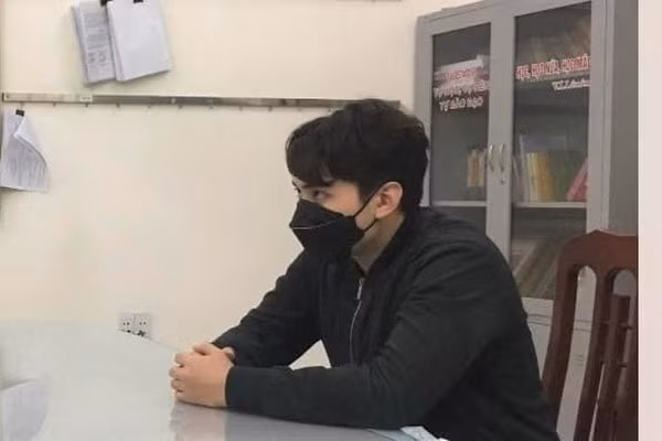 trieu tap lai xe tong nga canh sat co dong de thong chot kiem dich hinh 1