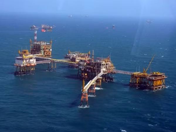 gia xang dau hom nay 4 12 quay dau giam dau brent truot xuong duoi 70 usd thung hinh 1