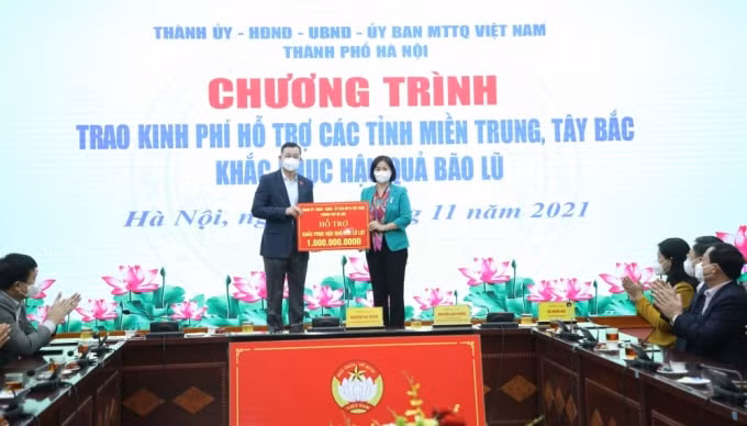 ha noi trao tang 7 ty dong ho tro 7 tinh mien trung va tay bac khac phuc thiet hai do mua lu hinh 1