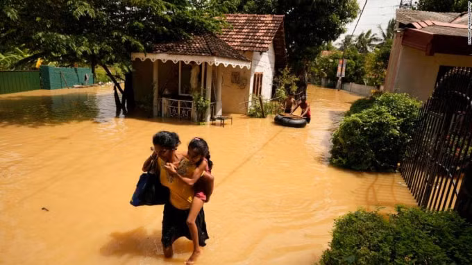 mua lon va lu lut khien 41 nguoi o sri lanka va an do thiet mang hinh 1