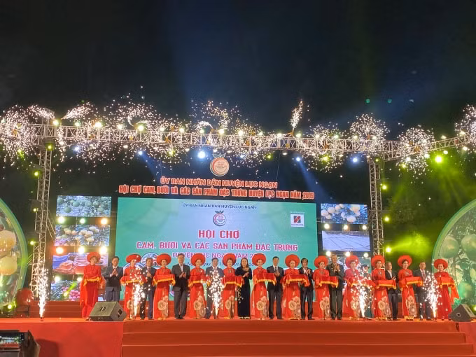 Lãnh đạo Trung ương, tỉnh Bắc Giang và Huyện Lục Ngạn cắt băng khai mạc Hội chợ năm 2019. Ảnh: Thủy Tiên