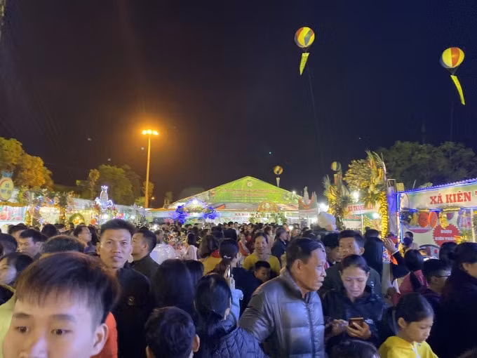 Hội chợ thu hút đông đảo du khách trong và ngoài huyện Lục Ngạn tham quan. Ảnh: Thủy Tiên