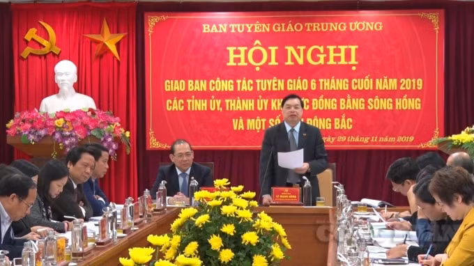 Đồng chí Lê Mạnh Hùng, Phó Trưởng Ban Tuyên giáo Trung ương đã giải đáp một số thắc mắc, kiến nghị của các đại biểu.