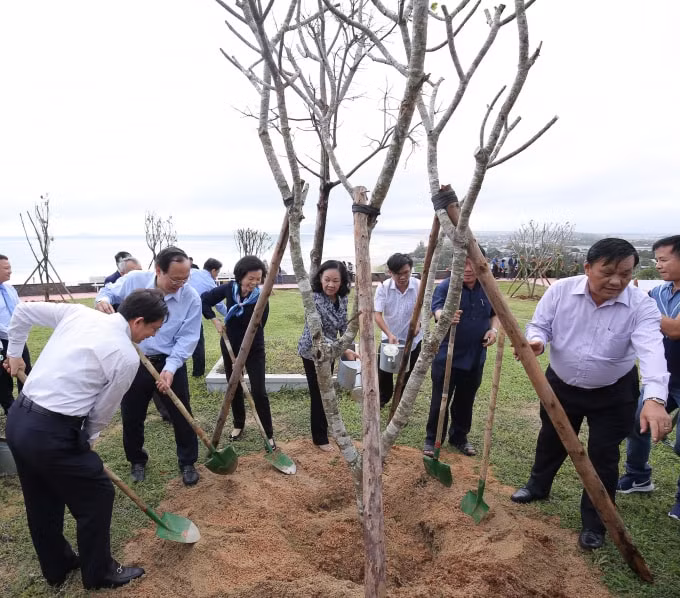 Bà Trương Thị Mai - Ủy viên Bộ Chính trị, Bí thư Trung ương Đảng, Trưởng ban Dân vận Trung ương cùng các đại biểu thực hiện nghi thức trồng cây của chương trình Quỹ 1 triệu cây xanh cho Việt Nam