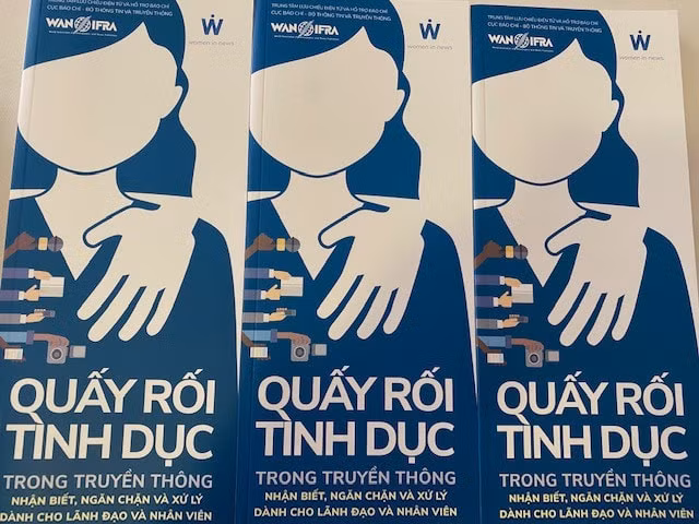 Bản hướng dẫn “Quấy rối tình dục trong truyền thông- nhận biết, ngăn chặn và xử lý dành cho lãnh đạo và nhân viên”. Ảnh: PV