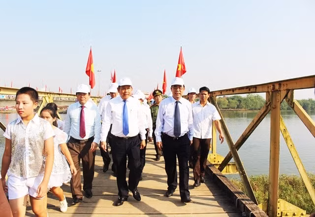 Các đại biểu đi bộ qua cầu Hiền Lương từ bờ Bắc sang bờ Nam. Ảnh: Báo nhandan