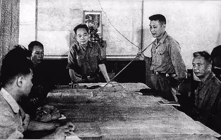 Đại tướng Võ Nguyên Giáp (giữa) và Trung tướng Đồng Sỹ Nguyên (bên phải) trong chiến dịch đường 9 Nam Lào 1971 - chiến dịch đem lại quyền kiểm soát hoàn toàn trên mặt đất cho Quân đội nhân dân Việt Nam trên chiến trường Trường Sơn.
