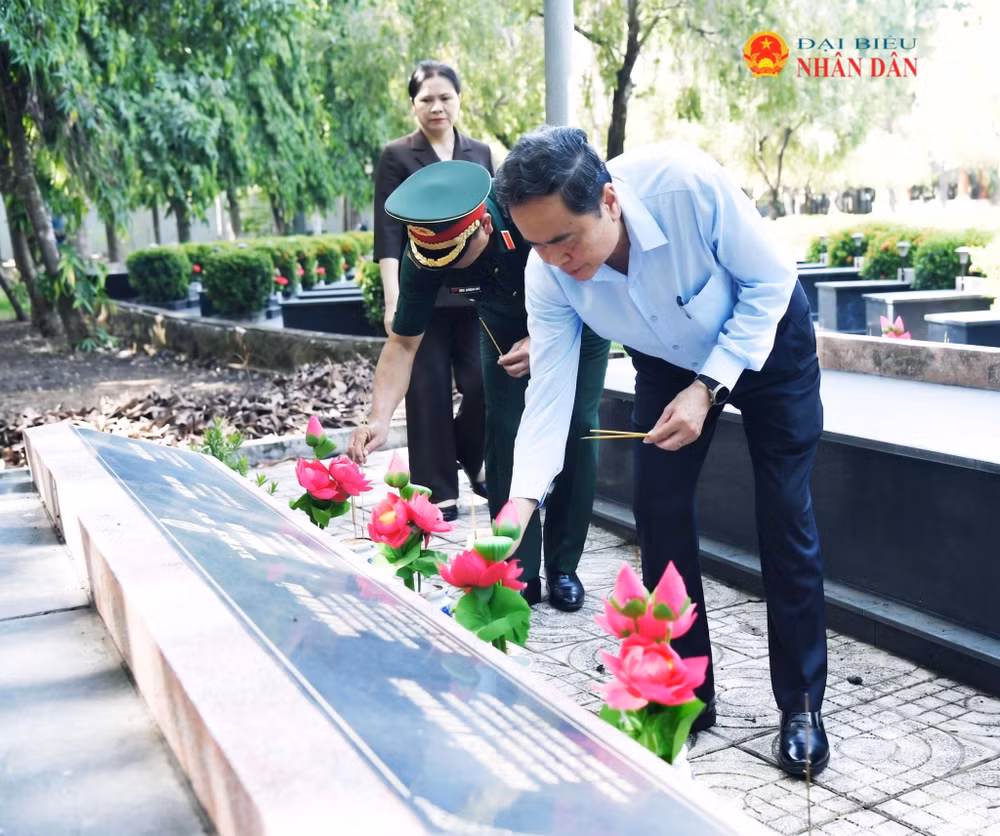 Chủ tịch Quốc hội Trần Thanh Mẫn dâng hương tưởng niệm các Anh hùng liệt sĩ tại Nghĩa trang Liệt sĩ Long Điền Đất Đỏ (ảnh: daibieunhandan.vn).