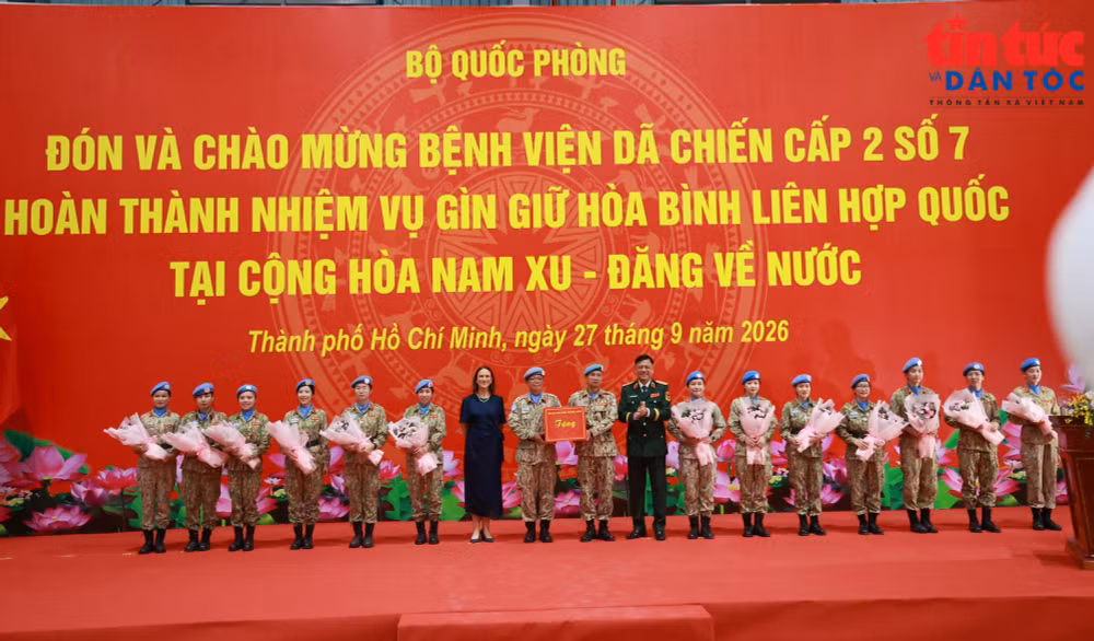 Lãnh đạo Bộ Quốc phòng tặng quà cho cán bộ, chiến sĩ BVDC2.7. Ảnh: TTXVN.