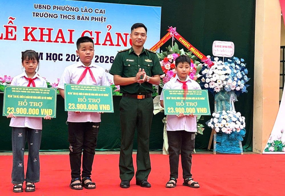 Bộ đội Biên phòng Lào Cai trao tiền hỗ trợ cho các cháu trong chương trình "Nâng bước em tới trường". Ảnh: BĐBP Lào Cai. 67.jpg