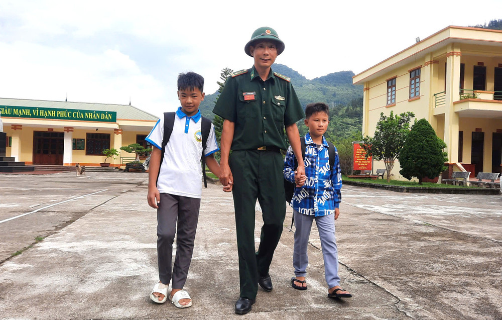 Tình cảm của Bộ đội Biên phòng dành cho những đứa trẻ nơi biên giới Lào Cai được bồi đắp từ những việc làm cụ thể, bền bỉ qua từng năm tháng. Ảnh: BĐBP Lào Cai. 64.jpg