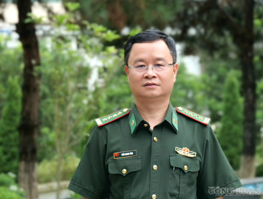 Đại tá Trần Quang Tùng, Bí thư Đảng ủy, Chính ủy Bộ đội Biên phòng tỉnh Lào Cai chia sẻ trăn trở để những học sinh hoàn cảnh khó khăn nơi biên giới có thêm cơ hội đến trường. clo_br_69.jpg