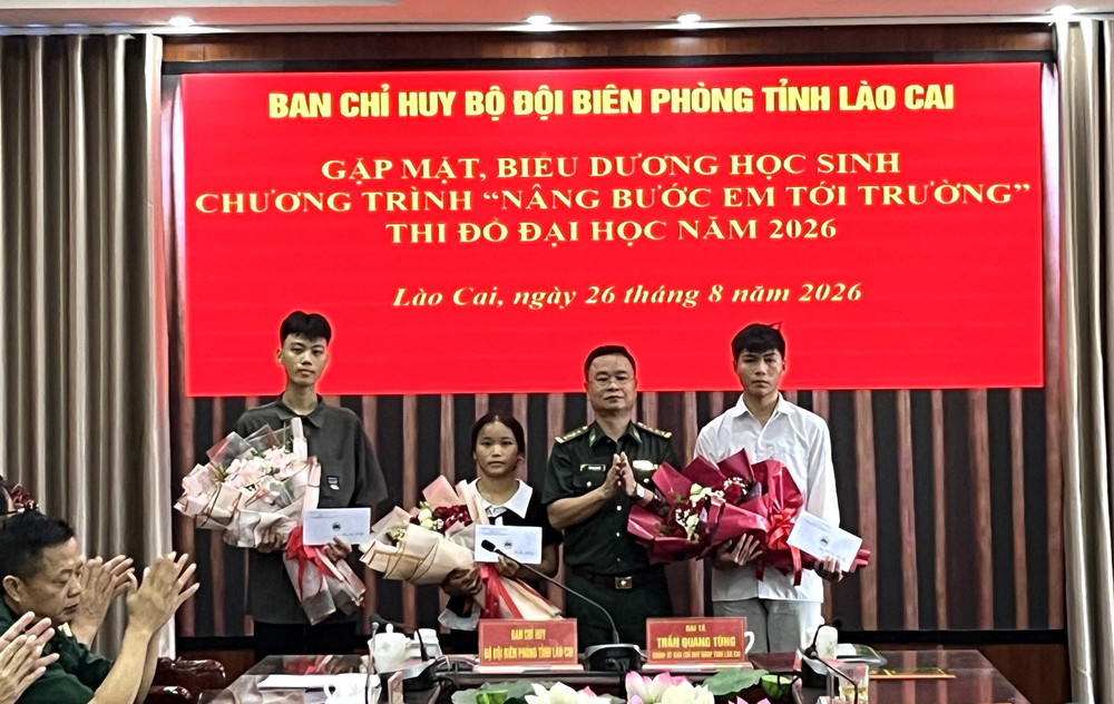 Sự đồng hành của Bộ đội Biên phòng Lào Cai tiếp thêm niềm tin để học sinh vùng biên bền bỉ theo đuổi con đường học tập. Ảnh: BĐBP Lào Cai. 60.jpg