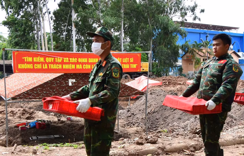 Các hài cốt liệt sĩ được đưa về khu vực lấy mẫu và lưu mẫu. Ảnh TTXVN.
