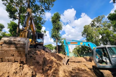Các thiết bị phục vụ công tác mở rộng tìm kiếm hài cốt liệt sĩ tại Công viên Lê Thị Riêng. Ảnh TTXVN.