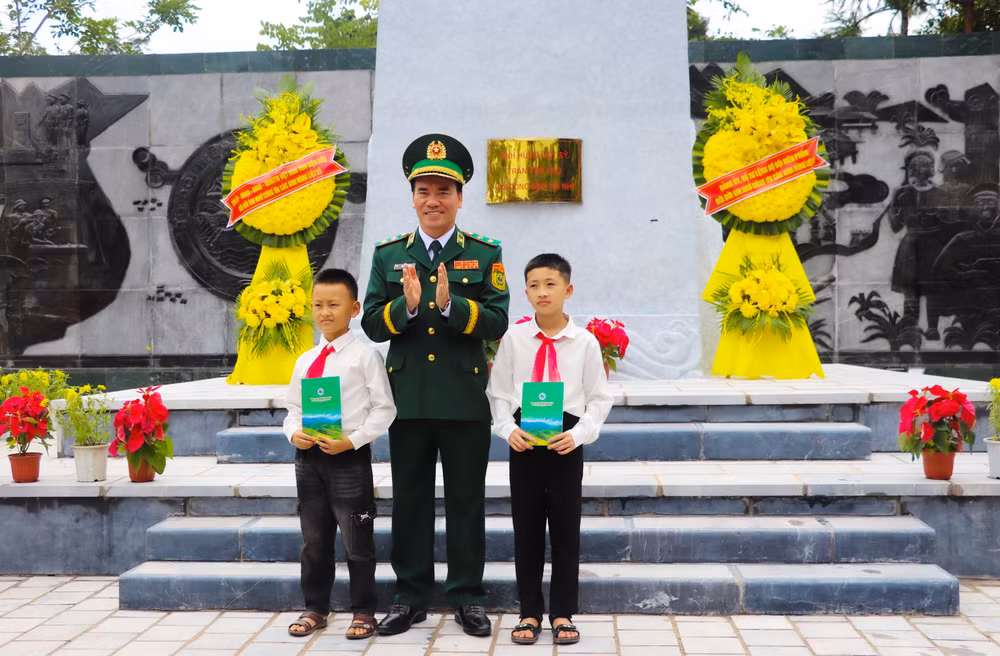 10-trung-tuong-vu-trung-kien-trao-qua-tang-cac-chau-hoc-sinh-trong-chuong-trinh-con-nuoi-don-bien-phong-do-dong-chi-do-dau-anh-thanh-xuan.jpg