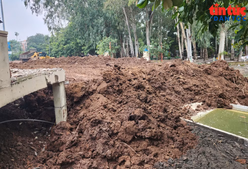 Máy múc phục vụ công tác đào, vận chuyển đất nhằm mở rộng phạm vi tìm kiếm. Ảnh TTXVN.