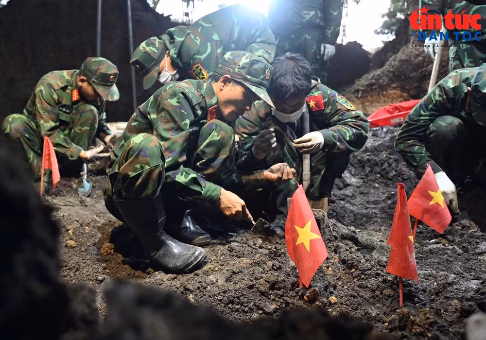 Lực lượng tham gia tìm kiếm hài cốt liệt sĩ tại Công viên Lê Thị Riêng. Ảnh TTXVN.