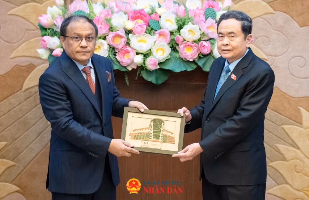 Tổng Chưởng lý Malaysia Tan Sri Mohd Dusuki Mokhtar trao quà lưu niệm tặng Chủ tịch Quốc hội Trần Thanh Mẫn. Ảnh: daibieunhandan.vn.