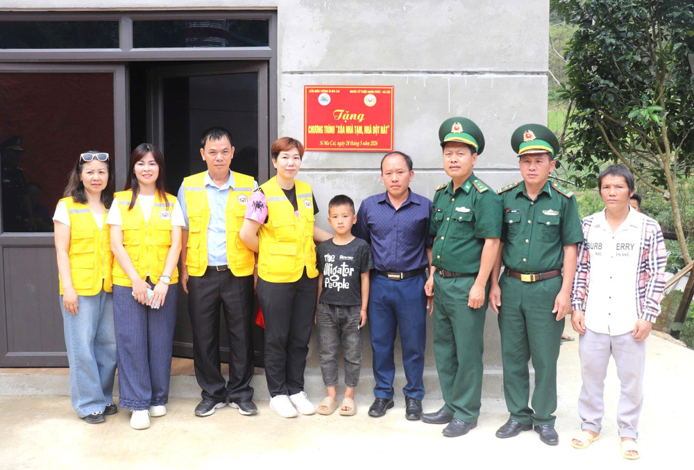 Đồn Biên phòng Si Ma Cai (Bộ đội Biên phòng tỉnh Lào Cai) phối hợp với Nhóm từ thiện Hạnh Phúc (Hà Nội) trao nhà cho "Con nuôi Đồn Biên phòng", tổng trị giá 150 triệu đồng/căn nhà. Ảnh: BĐBP Lào Cai. 68.jpg