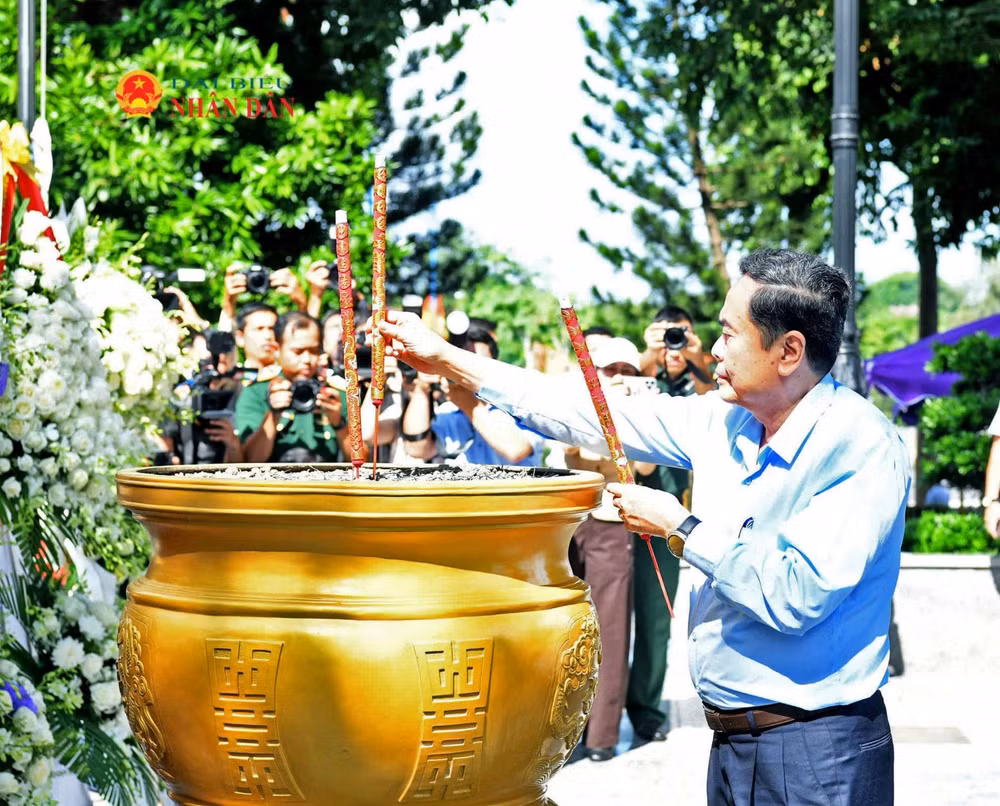 Chủ tịch Quốc hội Trần Thanh Mẫn dâng hương tại tượng đài Anh hùng lực lượng vũ trang nhân dân, liệt sĩ Võ Thị Sáu (ảnh: daibieunhandan.vn).