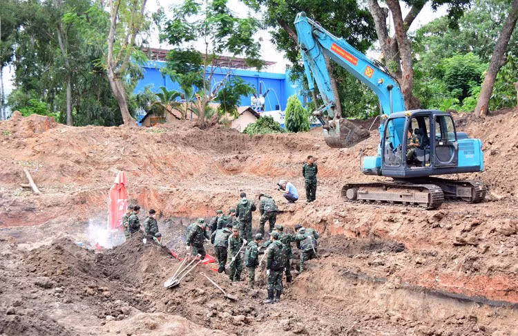 Các thiết bị máy móc tham gia vận chuyển đất và triển khai công tác tìm kiếm. Ảnh TTXVN.