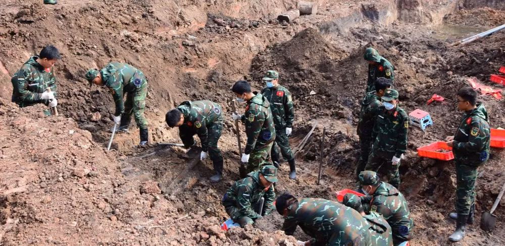 Cán bộ, chiến sĩ triển khai tìm kiếm, quy tập hài cốt liệt sĩ tại Khu B, Công viên Lê Thị Riêng. Ảnh: Hoàng Tuyết/TTXVN.
