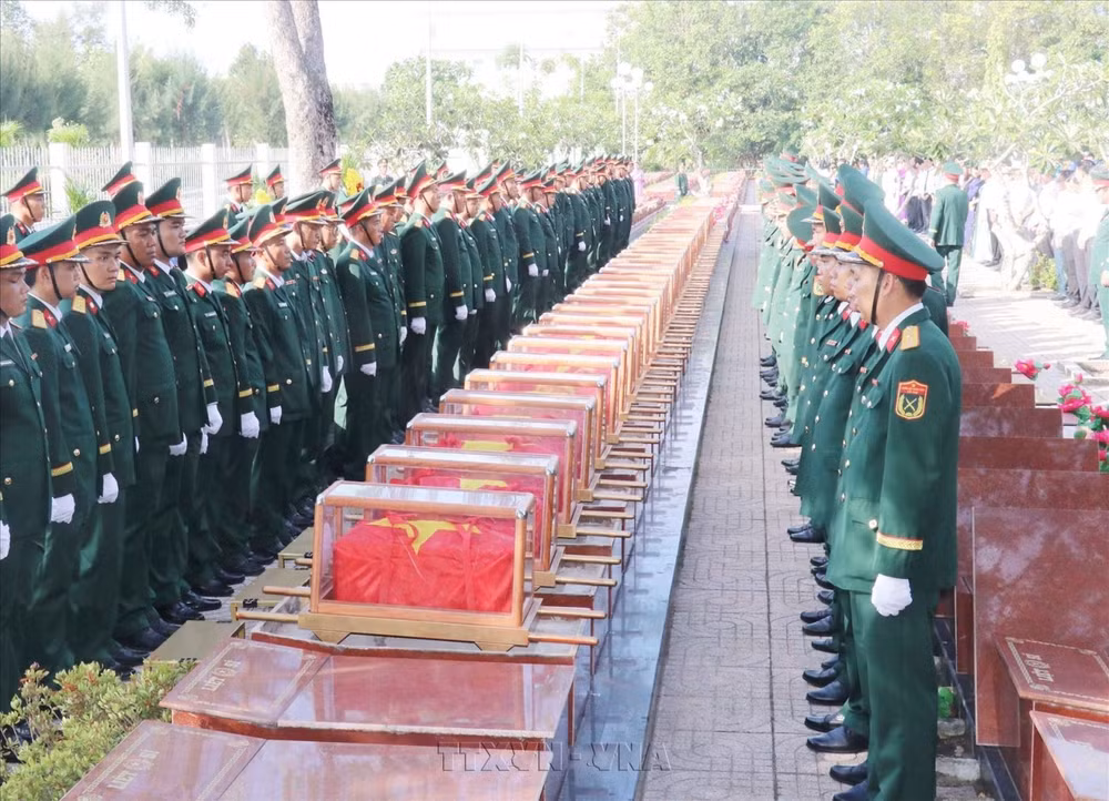 Đơn vị chức năng thực hiện nghi thức lễ an táng các hài cốt liệt sĩ tại Nghĩa trang liệt sĩ thành phố Cần Thơ. Ảnh: Ngọc Thiện/TTXVN