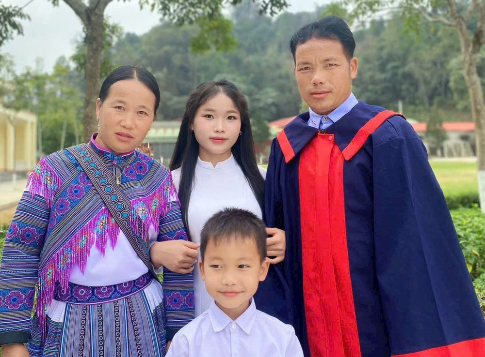 Niềm vui của gia đình Thào Thị Dung khi em chạm tới giảng đường đại học. Ảnh: BĐBP Lào Cai. 70.jpg