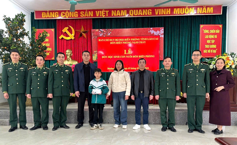 Lễ đón học sinh con nuôi Đồn Biên phòng Nậm Chảy (Bộ đội Biên phòng tỉnh Lào Cai). Ảnh: BĐBP Lào Cai. 72.jpg