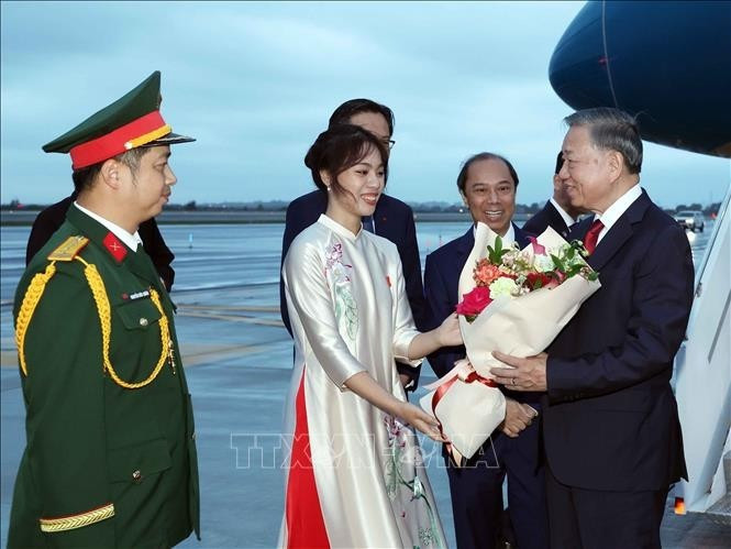 Tổng Bí thư, Chủ tịch nước Tô Lâm đến New York, bắt đầu chuyến tham dự Phiên thảo luận cấp cao Đại hội đồng Liên hợp quốc Khóa 81 và hoạt động song phương tại Hoa Kỳ. Ảnh: Thống Nhất/TTXVN Tổng Bí thư, Chủ tịch nước Tô Lâm đến New York, bắt đầu chuyến tham dự Phiên thảo luận cấp cao Đại hội đồng Liên hợp quốc Khóa 81 và hoạt động song phương tại Hoa Kỳ. Ảnh: Thống Nhất/TTXVN