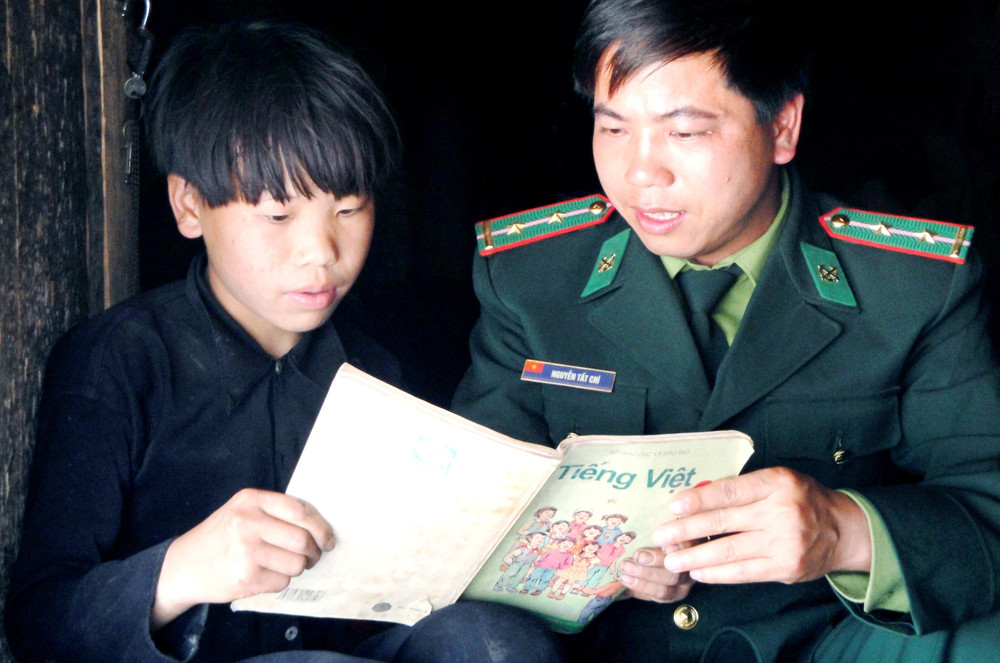 Bộ đội Biên phòng không chỉ nâng bước các em đến trường, mà còn trao thêm niềm tin để các em tự tin đi xa. Ảnh: BĐBP Lào Cai. 63.jpg