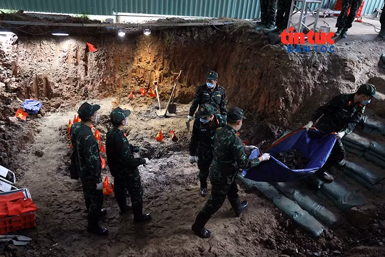 Trong ngày 18/7, lực lượng chức năng phát hiện thêm 4 bộ hài cốt liệt sĩ cùng một số di vật kèm theo. Ảnh TTXVN.