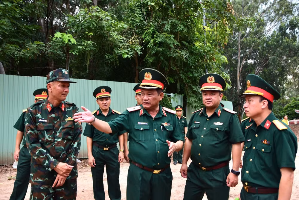 Đại diện Bộ Tư lệnh TP Hồ Chí Minh thăm và động viên các lực lượng làm nhiệm vụ tại công viên Lê Thị Riêng. Ảnh TTXVN.