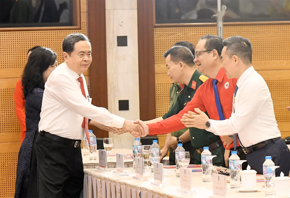 Chủ tịch Quốc hội Trần Thanh Mẫn với các đại biểu dự Lễ tôn vinh. Ảnh: Lâm Hiển.