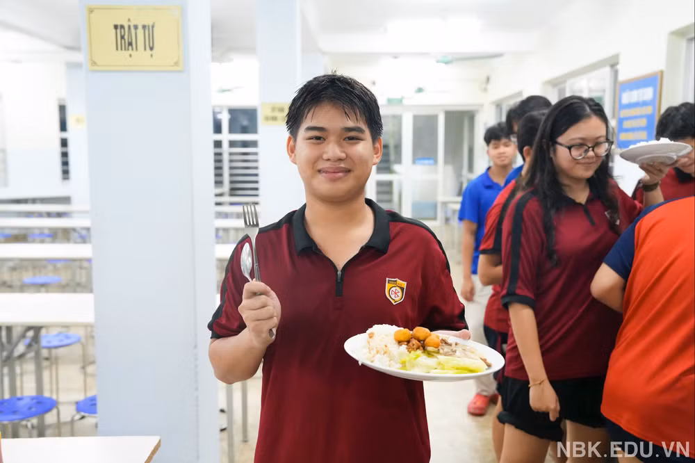 Bếp ăn của trường sẽ phục vụ bữa tối tại nhà ăn từ 18 giờ theo chuẩn bán trú.