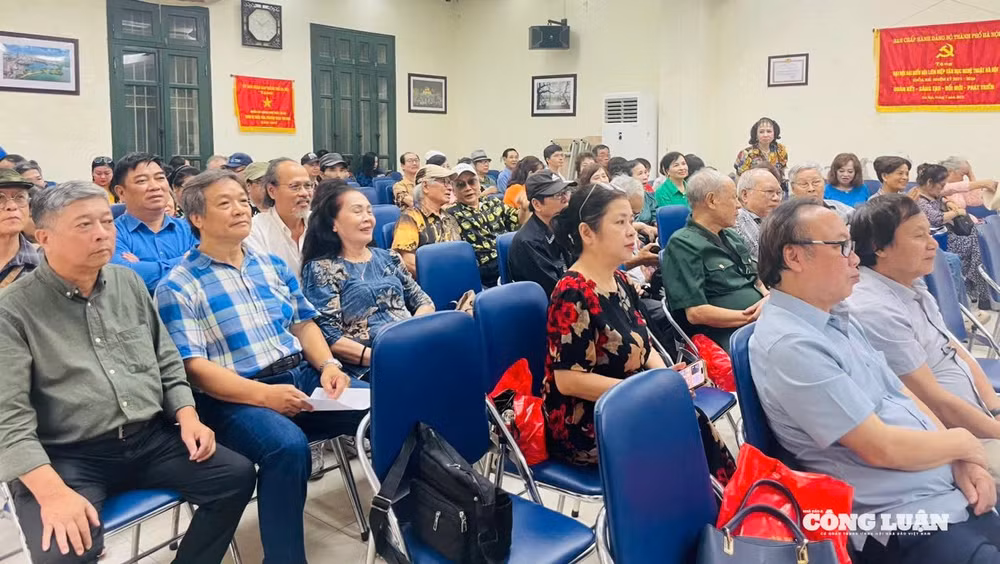Các văn nghệ sĩ tham dự lễ kỷ niệm Ngày Sân khấu Việt Nam lần thứ XV (12/8 âm lịch) và Giỗ Tổ ngành sân khấu.