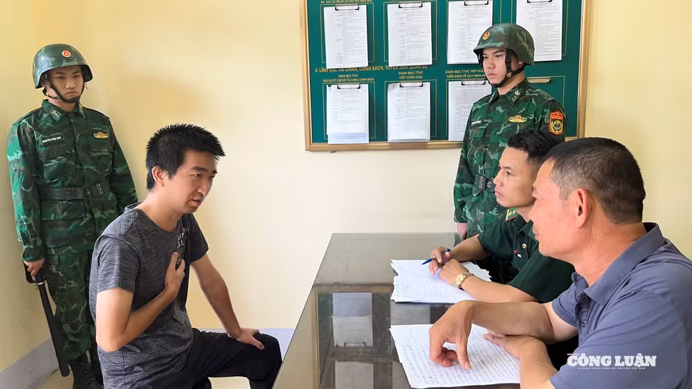 đối tượngj Bạch Dũng làm việc với cơ quan điều tra về hành vi tiêu thụ tiền giả