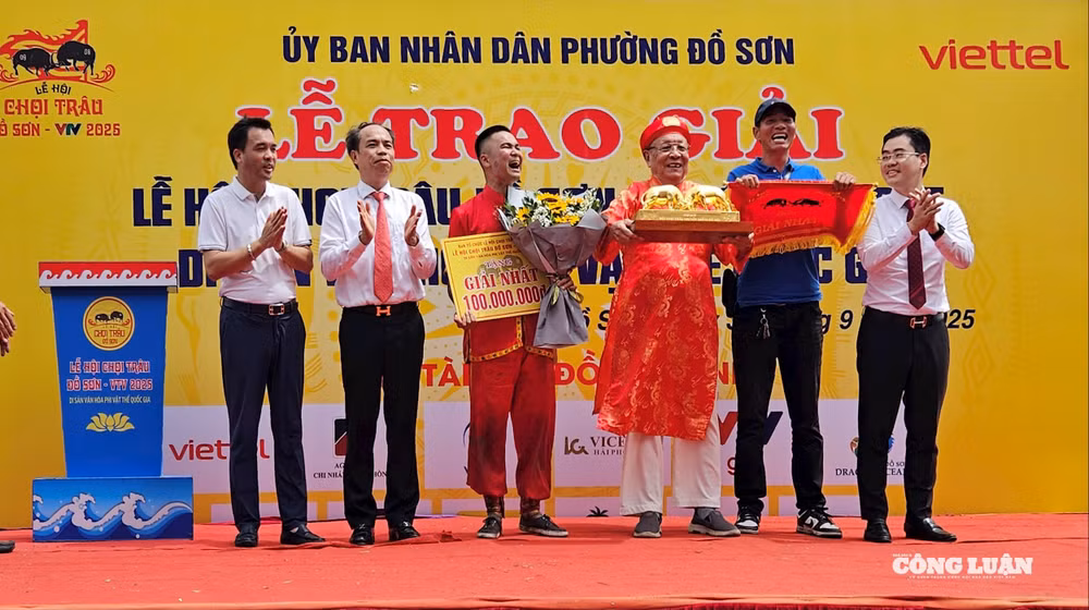Ban tổ chức trao cúp và 100 triệu đồng cho 