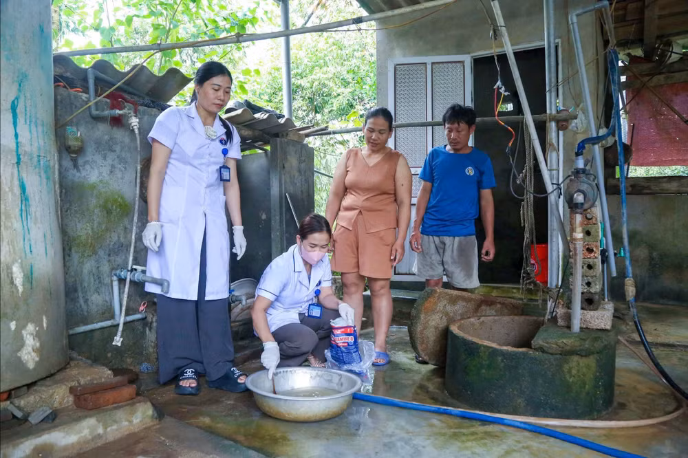 Trạm Y tế xã Châu Bình triển khai hoạt động vệ sinh môi trường, xử lý nước sinh hoạt, phòng, chống các loại dịch bệnh cho các hộ dân.