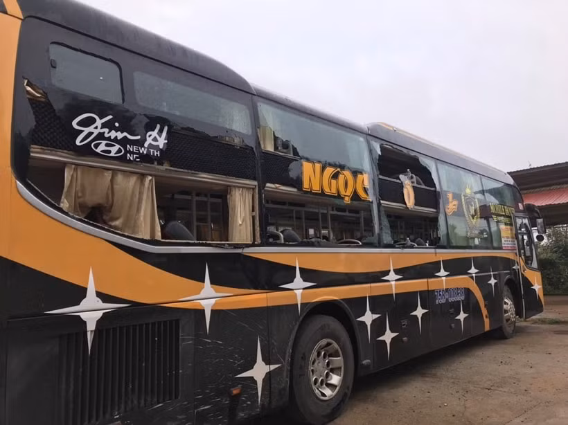 dak lak tam giu nhom doi tuong cam ma tau dap vo nat kinh xe khach hinh 1