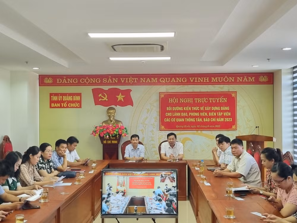 boi duong kien thuc xay dung dang cho doi ngu nguoi lam bao hinh 2