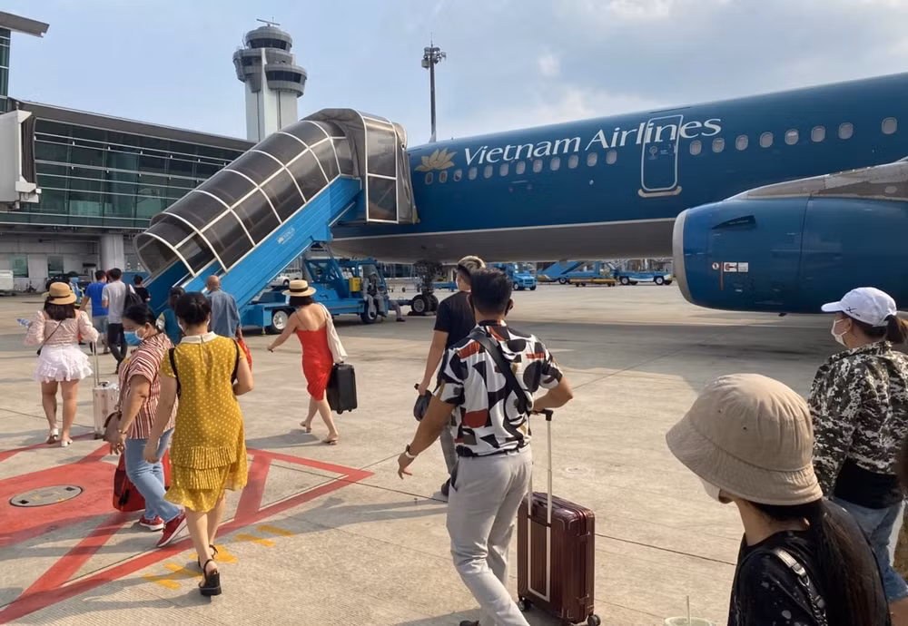 dung de du lich viet thua tren san nha vi ve may bay hinh 1