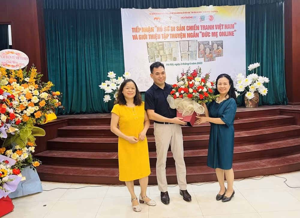 nha van nha bao dang vuong hanh tri an cuoc doi qua nhung trang viet hinh 3